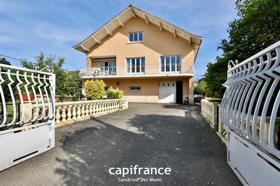 Maison - 285 m² - 9 pièces