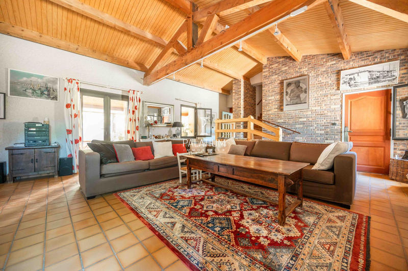 Villa - 252 m² - 6 pièces