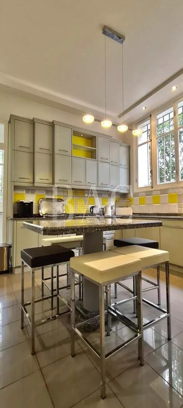 Propriété - 450 m² - 8 pièces