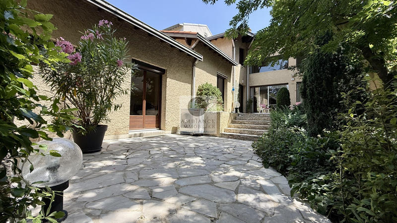 Maison - 220 m² - 8 pièces