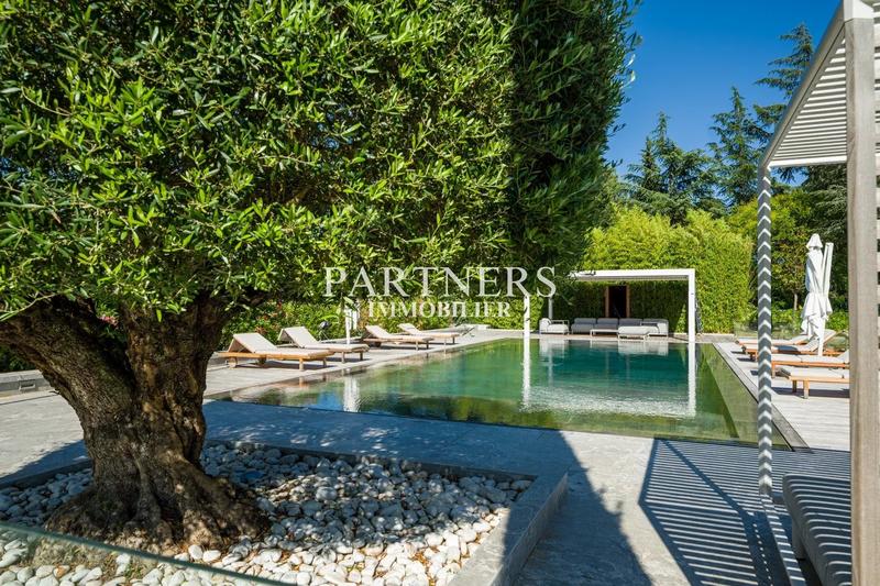 Maison - 465 m² - 11 pièces