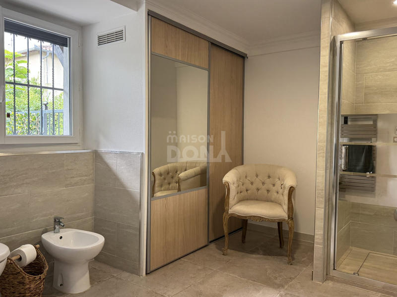 Maison - 242 m² - 8 pièces