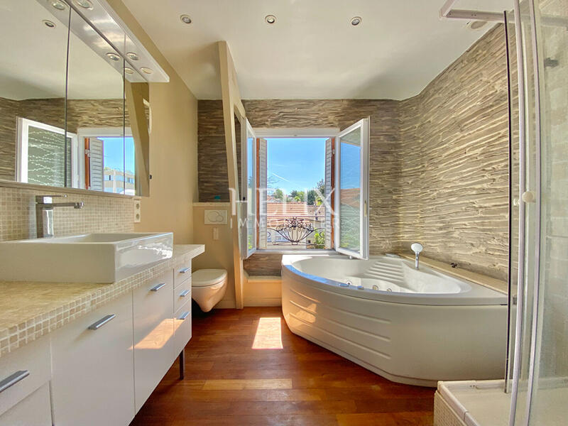 Maison - 170 m² - 8 pièces