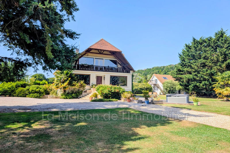 Maison - 220 m² - 9 pièces