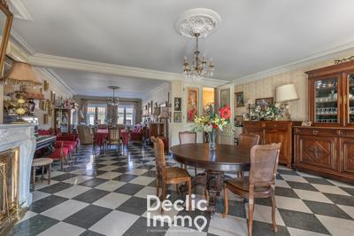 Maison - 370 m² - 9 pièces