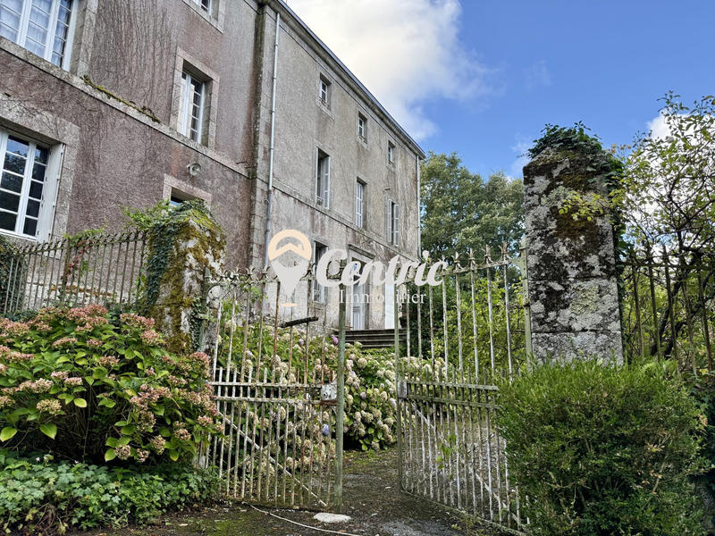 Maison - 275 m² - 13 pièces