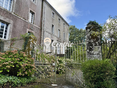 Maison - 275 m² - 13 pièces