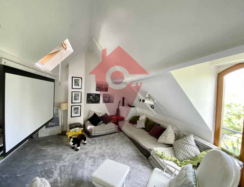 Maison - 210 m² - 8 pièces