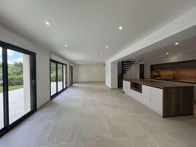 Maison - 180 m² - 5 pièces