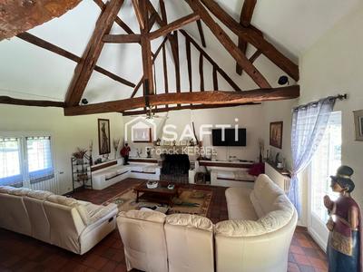 Maison - 223 m² - 8 pièces