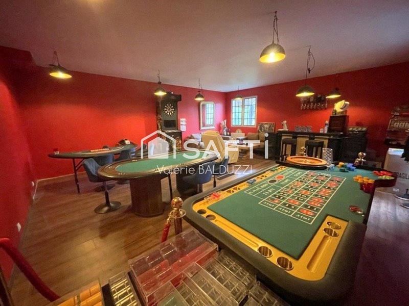 Maison - 205 m² - 7 pièces