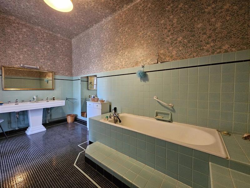 Maison - 338 m² - 8 pièces