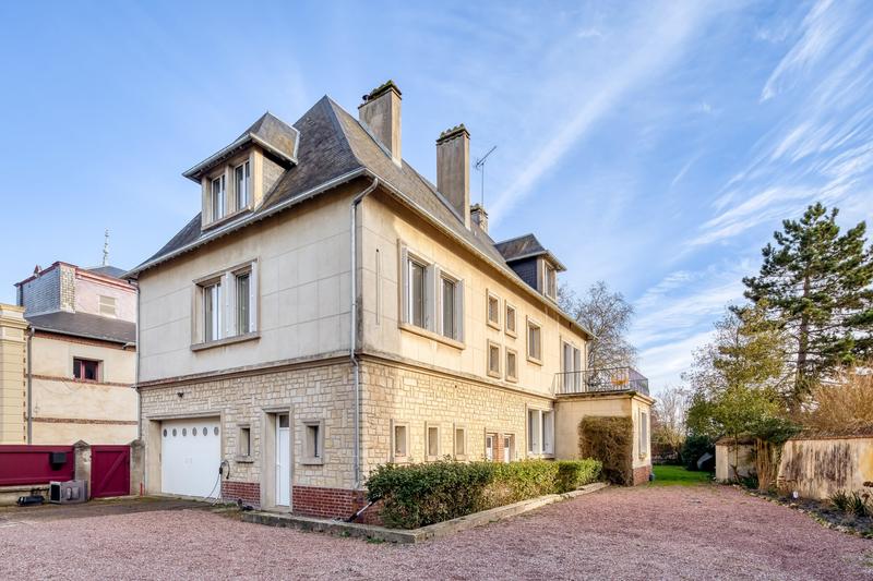 Maison - 327 m² - 10 pièces