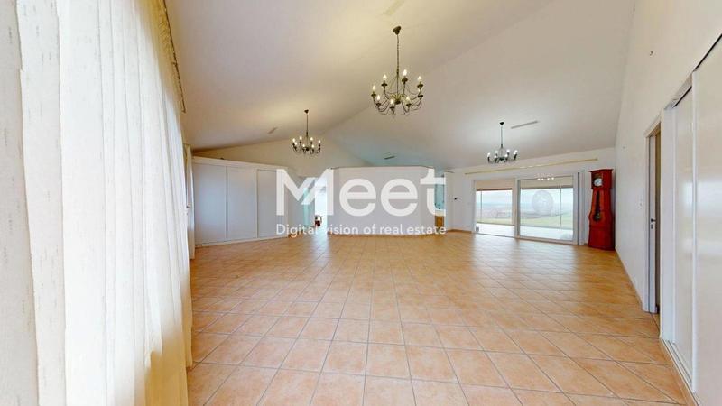 Maison - 300 m² - 8 pièces