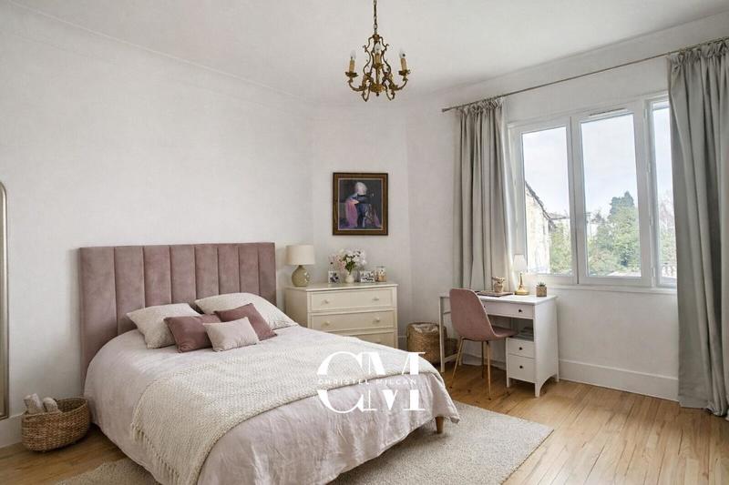 Maison - 240 m² - 8 pièces