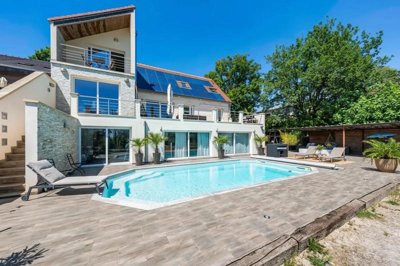 Maison - 239 m² - 12 pièces