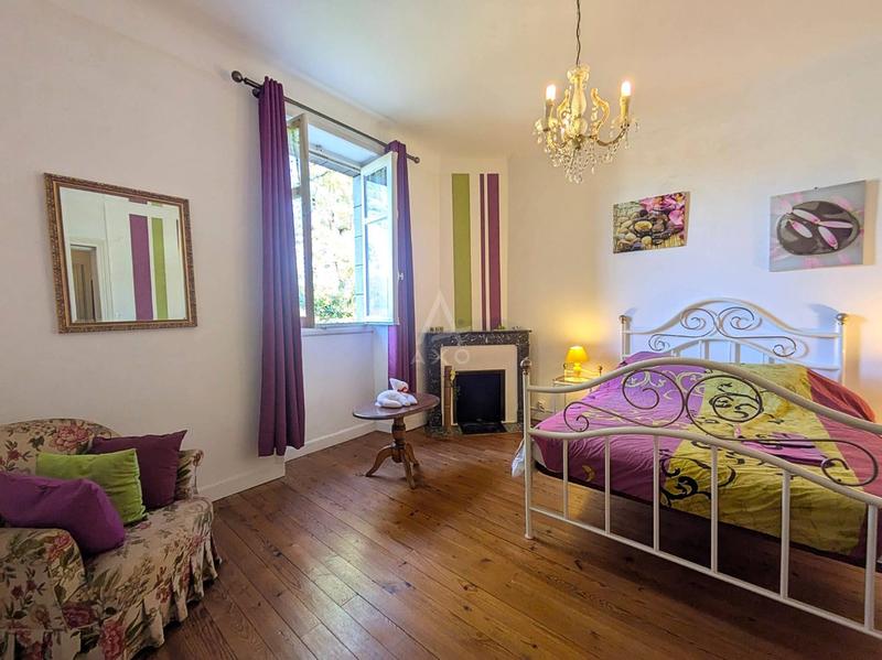 Maison - 284 m² - 13 pièces