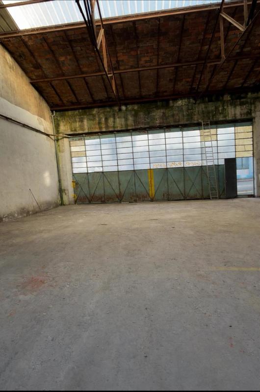 Local commercial - 400 m² - 1 pièce