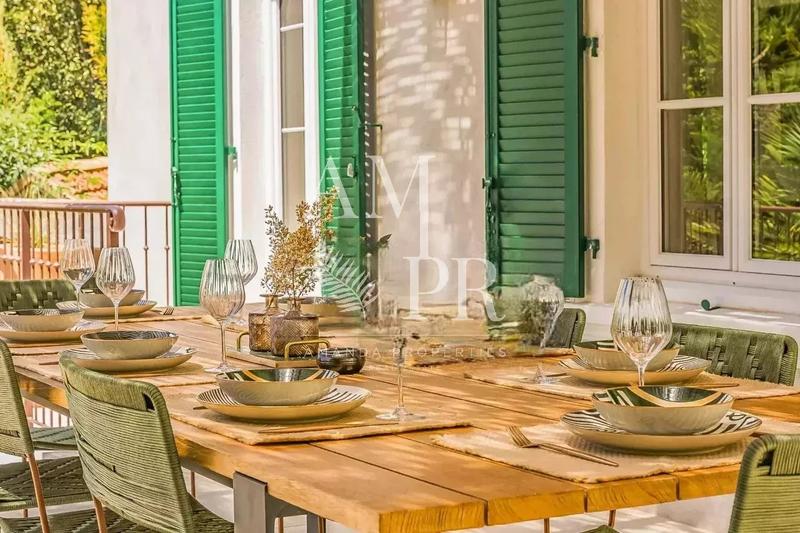 Maison - 300 m² - 8 pièces