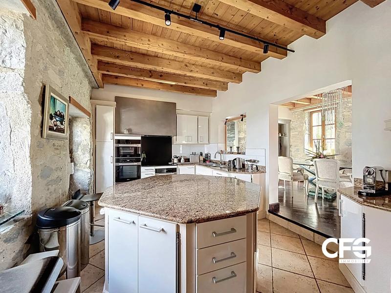 Maison - 228 m² - 7 pièces