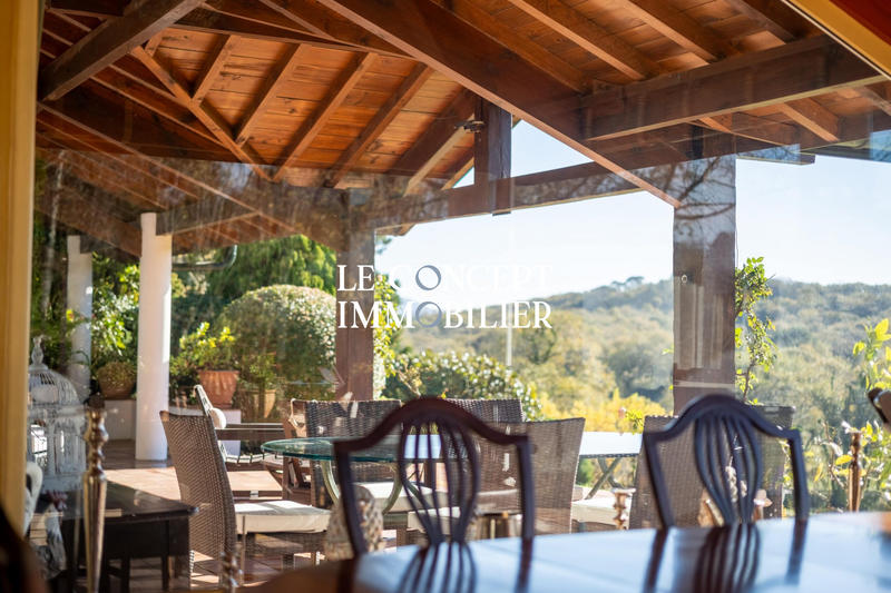 Maison - 300 m² - 10 pièces