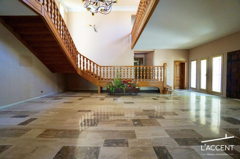 Maison - 435 m² - 8 pièces