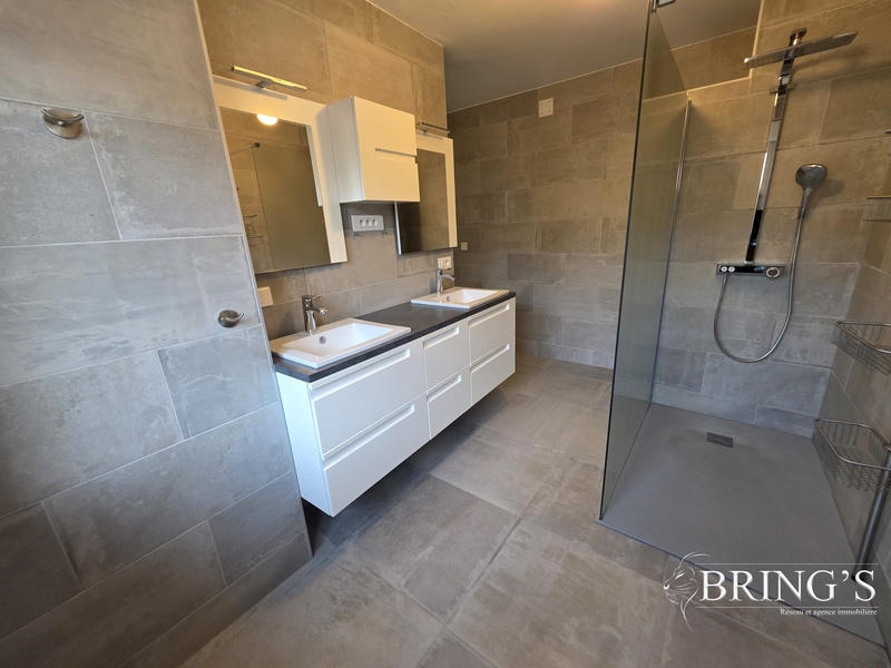 Maison - 221 m² - 8 pièces