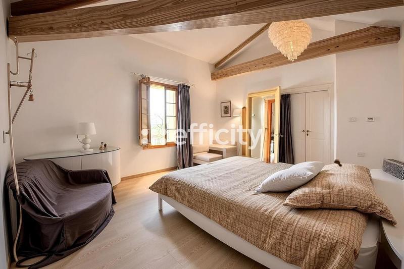 Maison - 218 m² - 6 pièces