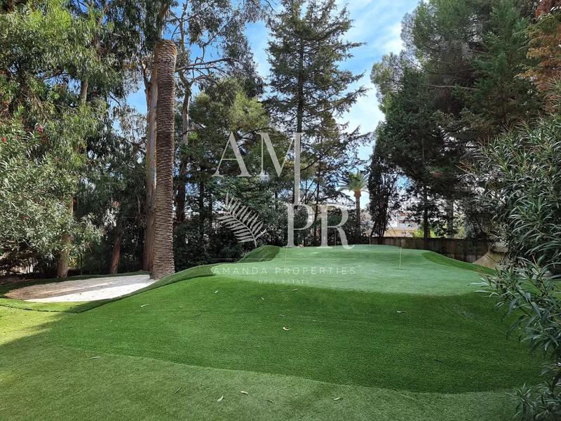 Maison - 370 m² - 8 pièces