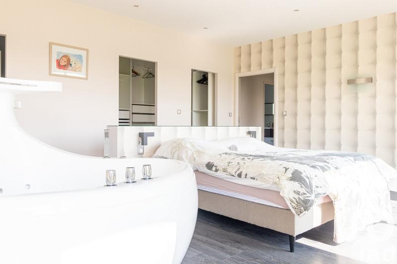 Maison - 233 m² - 5 pièces