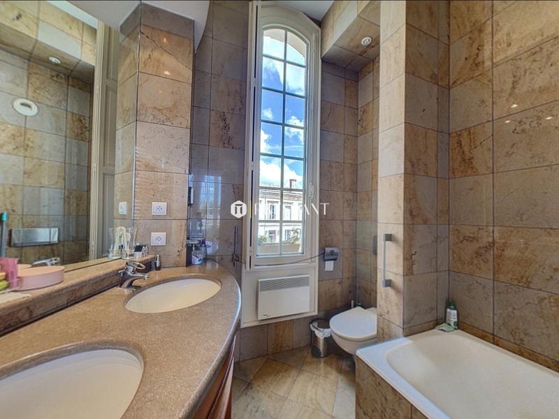 Maison - 675 m² - 11 pièces