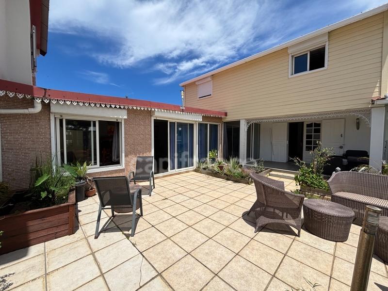 Villa - 257 m² - 10 pièces