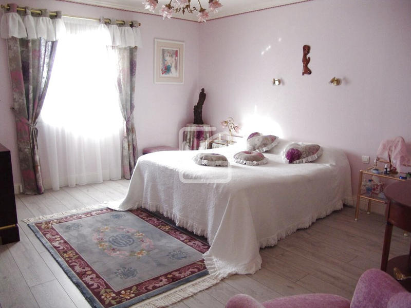 Maison - 260 m² - 15 pièces