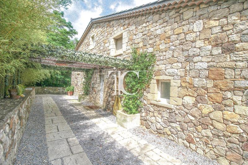 Maison - 241 m² - 8 pièces