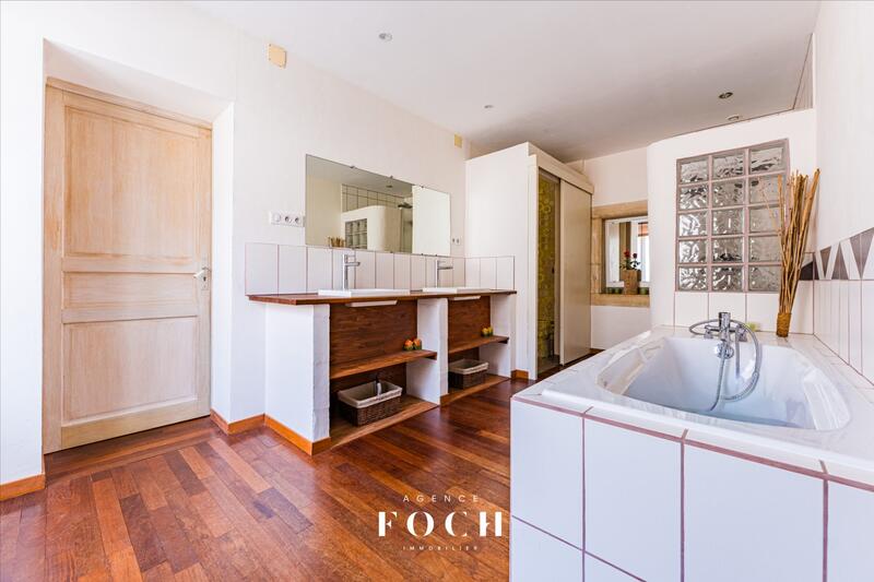 Maison - 350 m² - 10 pièces