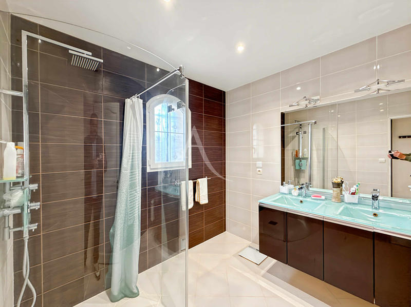 Maison - 328 m² - 8 pièces