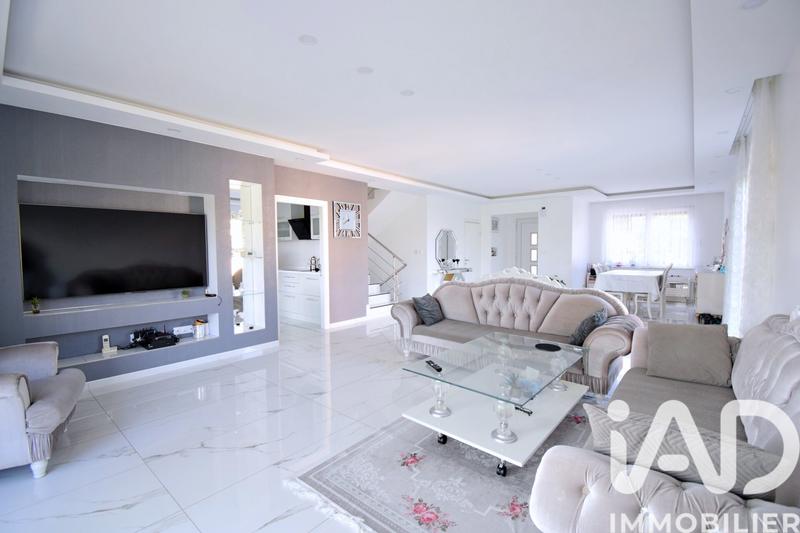 Maison - 211 m² - 8 pièces