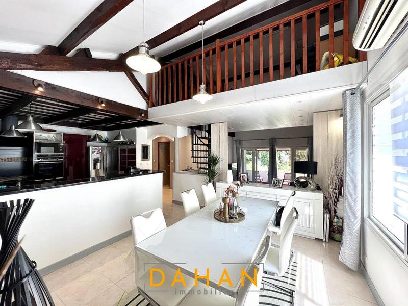 Villa - 255 m² - 6 pièces