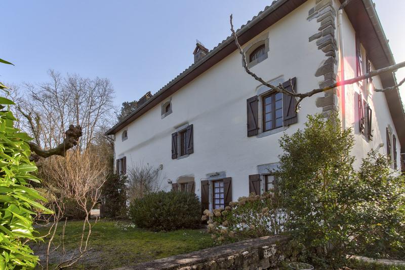 Maison - 250 m² - 13 pièces