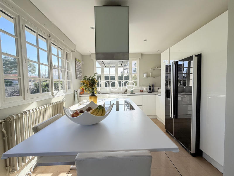 Maison - 290 m² - 9 pièces