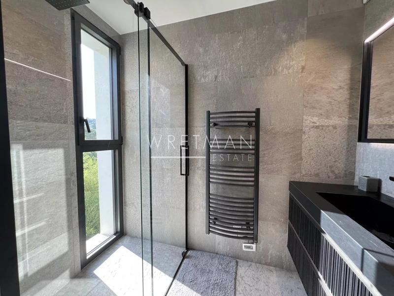 Maison - 220 m² - 7 pièces