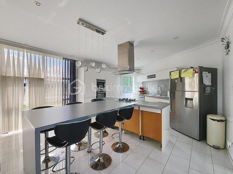 Maison - 280 m² - 7 pièces