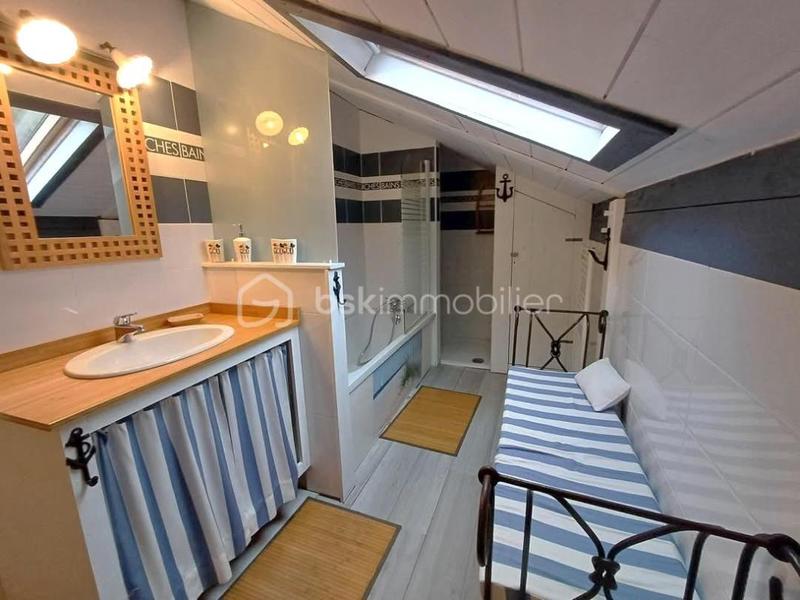 Maison - 185 m² - 8 pièces