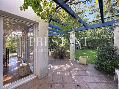 Maison - 230 m² - 6 pièces