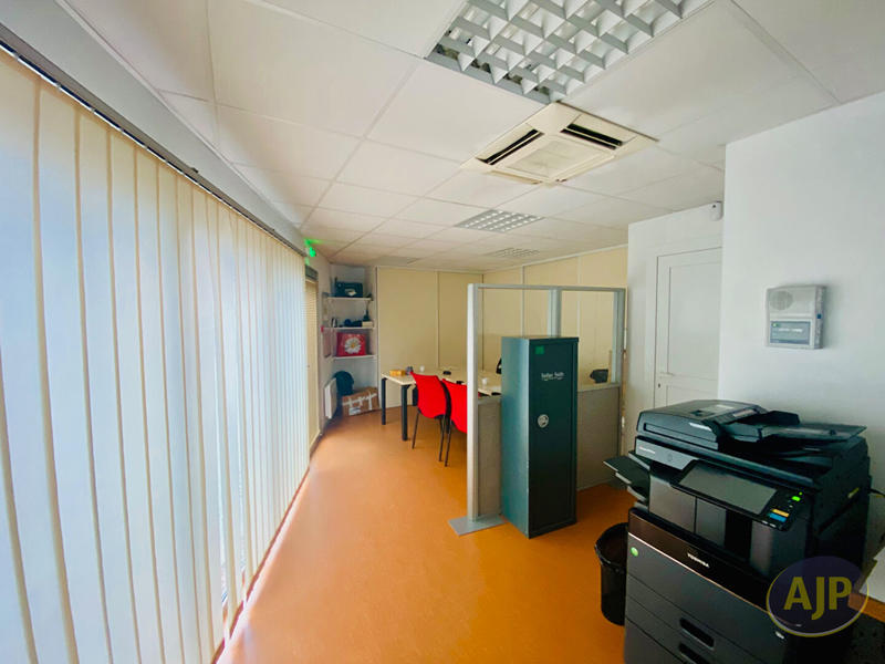 Local d'activité / Entrepôt - 106 m²