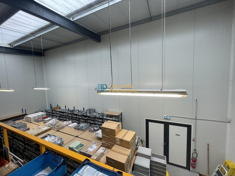 Entrepôt - 1 477 m²