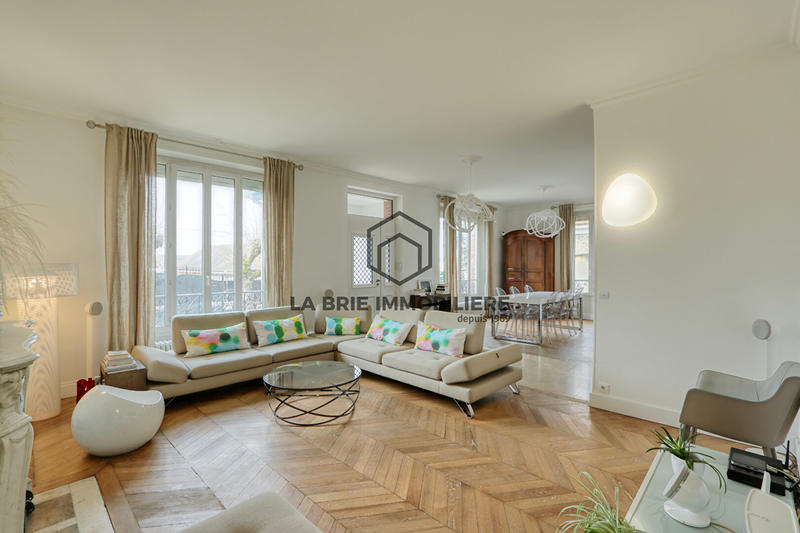 Maison - 235 m² - 9 pièces