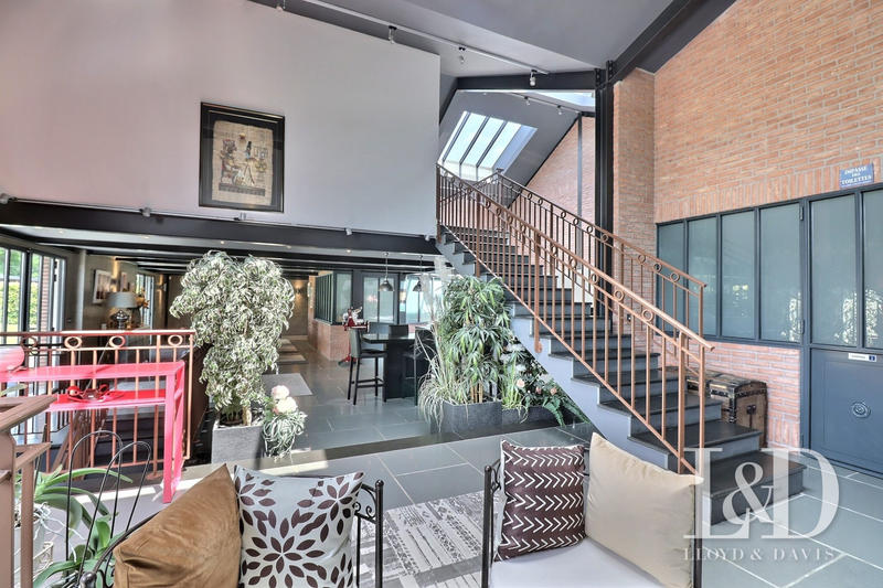 Maison - 750 m² - 14 pièces