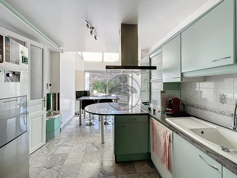 Maison - 237 m² - 9 pièces