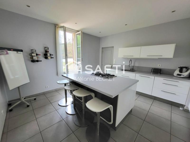 Maison - 270 m² - 9 pièces